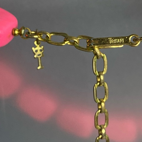 60's Vintage Crown TRIFARI Magenta Chicklet Beaded Demi Necklace RARE - Picture 4 of 6